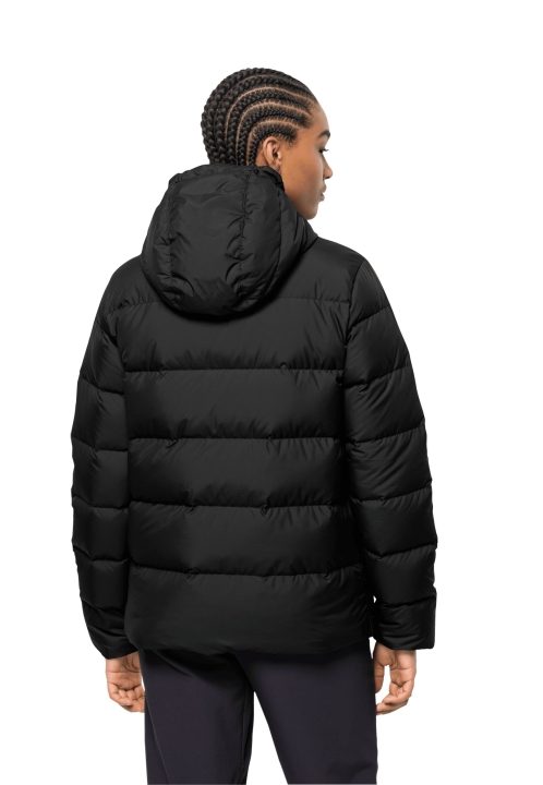 čierna Bunda Z Mrazeného Paláca So Značkou Jack Wolfskin