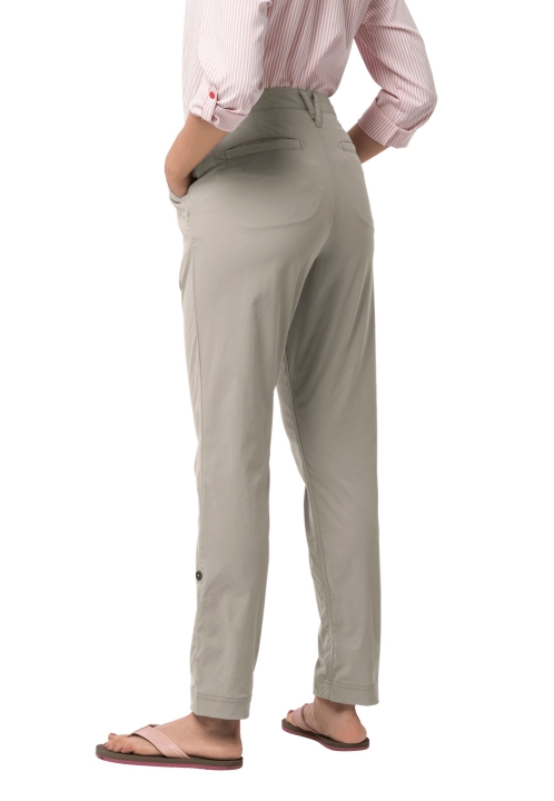 Púštne Vyhrnuté Nohavice V Zaprášenej Sivej Móde Z Vlčej Kože